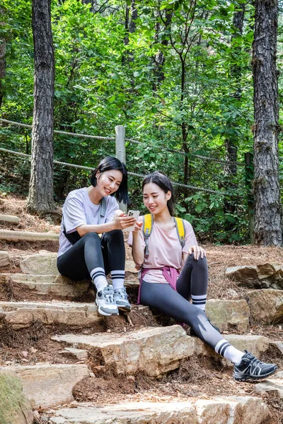 Coreanas Jóvenes Mujeres Senderismo Plogging Sitting Abajo Viendo Smartphone — Foto de Stock
