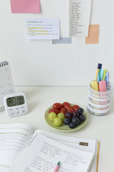 Lernen Hause Schreibtisch Einrichten Nahrungsergänzungsmittel Während Des Studiums Einnehmen — Stockfoto