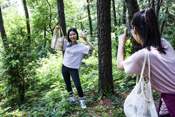 Korean Молода Жінка Яка Подорожує Веслує Збирає Сміття Фотографує — стокове фото