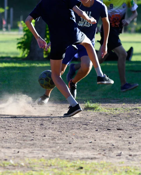 公園で情熱を持ってサッカーをしている若者たち — ストック写真