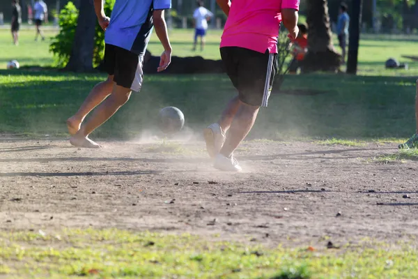 Giovani Che Giocano Calcio Con Passione Parco — Foto Stock