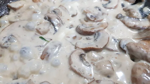 Kremalı tavada pişen mantarlar.