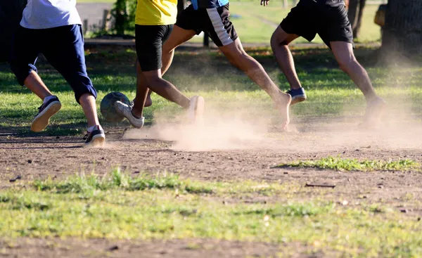 Gençler Parkta Tutkuyla Futbol Oynuyorlar — Stok fotoğraf