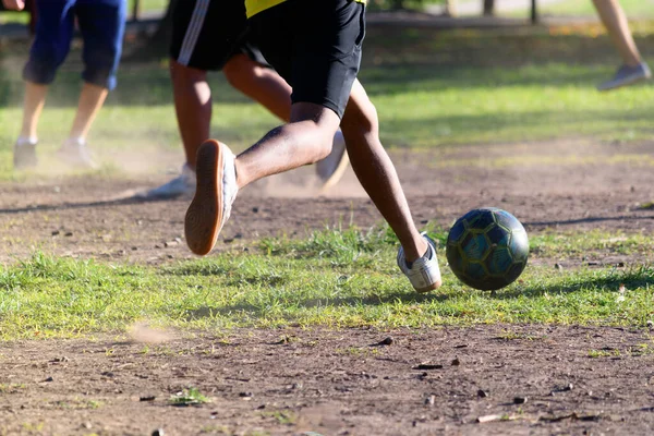 Momento Que Joven Está Punto Patear Una Pelota Mientras Juega —  Fotos de Stock