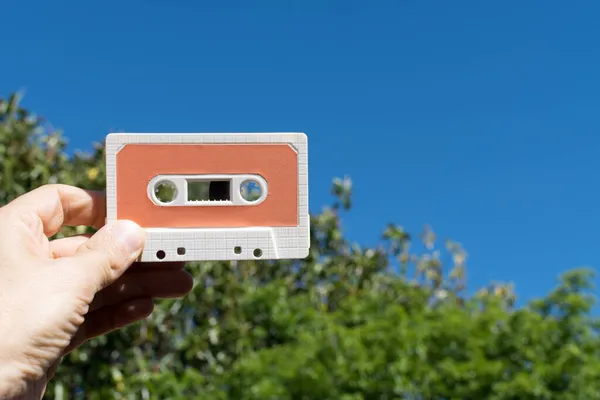 Mano Che Tiene Una Cassetta Audio All Aperto — Foto Stock