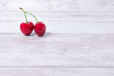 Sağ tarafında kopya alanı olan iki izole kiraz.