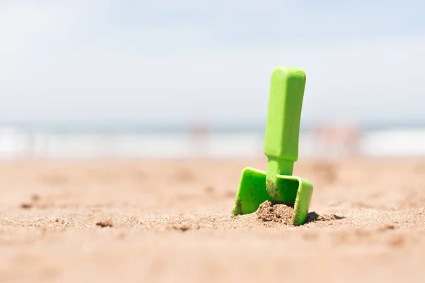 沙滩上带有复制空间的沙生玩具的选择性焦点 — 图库照片