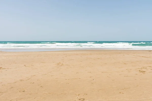 海滩上的沙子和背景中的大海 — 图库照片