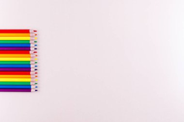 Beyaz arkaplanda Rustik tahta tabelalar.