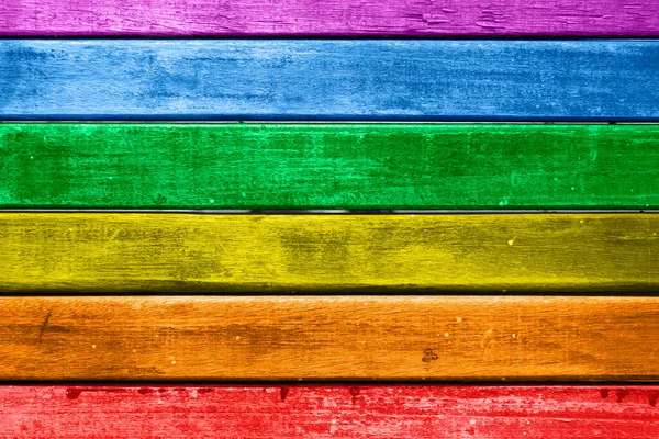 LGBT 'nin renkleriyle boyanmış tahta levhalarla oluşmuş bir kalas.