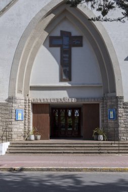 NECOCHEA, ARJANTINA, 7 HAZİRAN 2022. Lourdes Kilisesi 'nin önünde. İllüstrasyon içeriği.