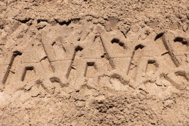 Lastik izli kumun üst görüntüsü.