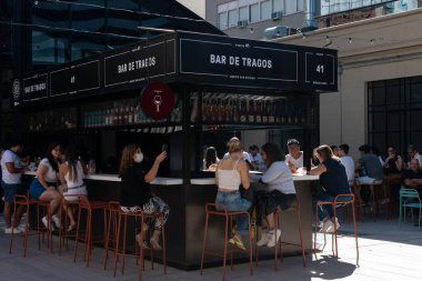 BUENOS AİRES - 28 Şubat 2022. Yemek katındaki market tezgahının terası. İllüstrasyon içeriği.