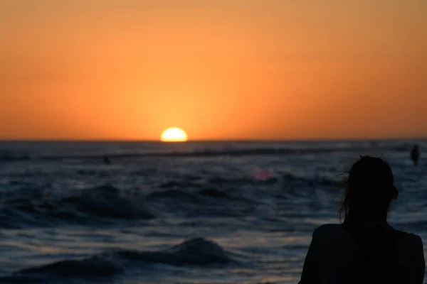Silhouette Woman Watching Sunset Sea — Stock Photo, Image