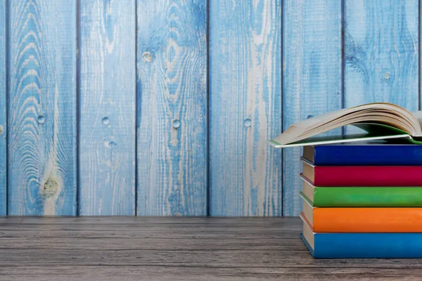 Renkli dikenli kitap yığını ve kopyalama alanı.
