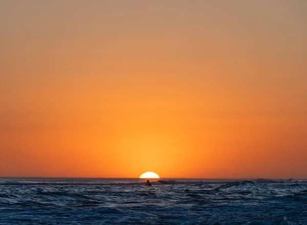 Silhouette Person Alone Sea Colorful Sunset Beach — Stock Photo, Image