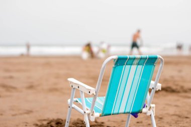 Sahildeki iskemlenin seçici odağı..