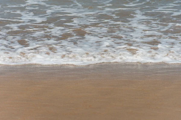 Primer Plano Orilla Del Mar Con Agua Espuma Entrando Arena — Foto de Stock