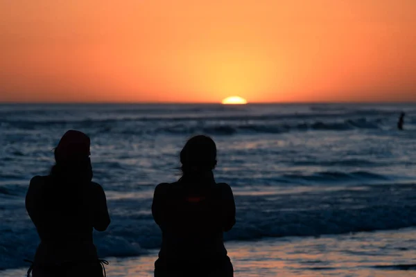 Silhouettes Two People Watching Colorful Sunset Beach — Stock Photo, Image