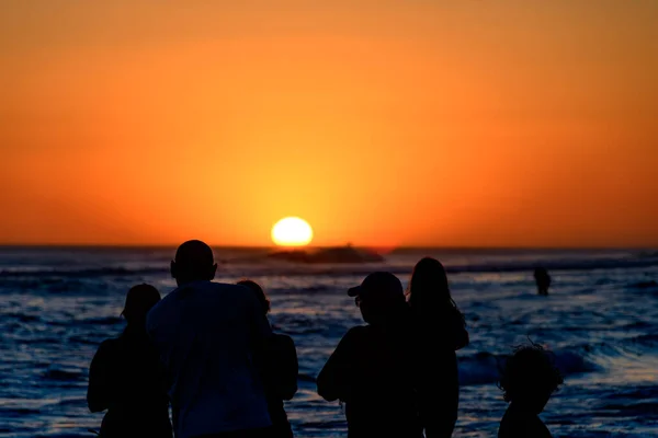 Silhuetas Pessoas Frente Pôr Sol Colorido Praia — Fotografia de Stock