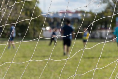 Bir futbol kalesi ve yer oyununun ağına seçici odaklanma.