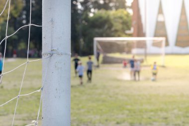Bir futbol golü ve arka plan oyununa seçici odaklanma.