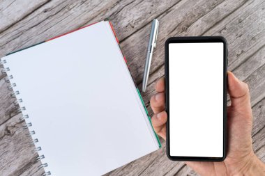 Akıllı telefon beyaz ekran ile el ve kopyalama alanı ile defter.