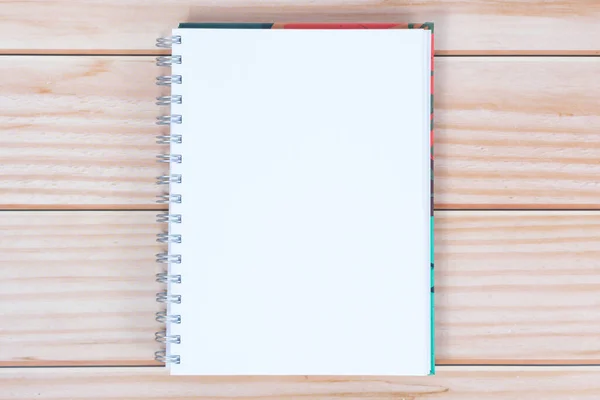 Prostý Bílý Notepad Dřevěném Pozadí — Stock fotografie