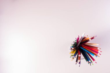 Renkli kalemlerin üst görünümü.