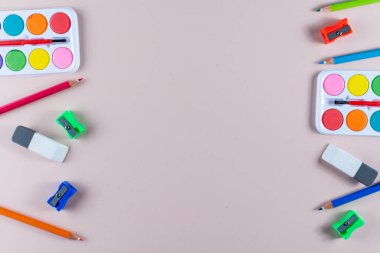 Kopya alanı olan okul malzemelerinin üst görüntüsü.