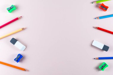 Kopya alanı olan okul malzemelerinin üst görüntüsü.