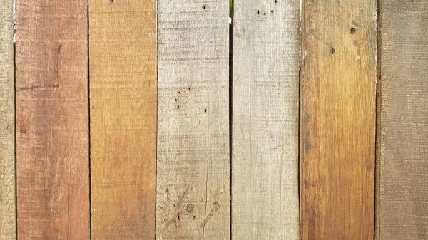 垂直排列的不同颜色的乡村木板条的结构 — 图库照片