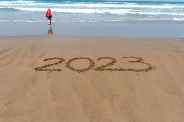 Year 2023 Written Sand Beach Boy Red Coat Sea Background — Stock Photo, Image