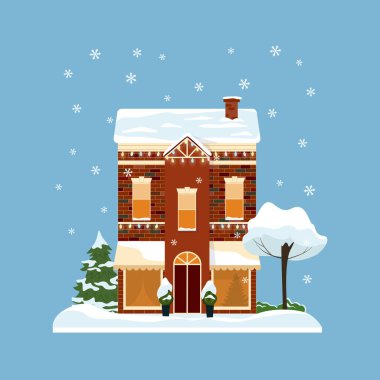 2022 yılbaşı ve noel için dekore edilmiş binalar. Bahçesinde ağaç ve köknar ağacı olan bir bina, xmas için fenerlerle inşaat cephesi. Tatil ve kutlama, kış mimarisi.