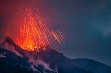 İtalya 'daki Stromboli adasında gece aktif volkan patlaması