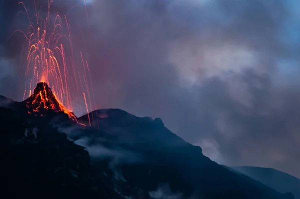 Actieve vulkaanuitbarsting 's nachts op het eiland Stromboli in Italië — Stockfoto