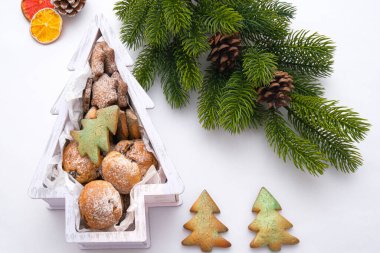 Noel hediyesi olarak zencefilli ekmek. Zencefilli çörekler bayram kutusunda, köknar dalları ve konilerinin üzerinde yatar.