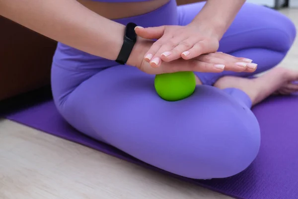 Una Chica Traje Color Muy Rico Masaje Pies Con Una — Foto de Stock