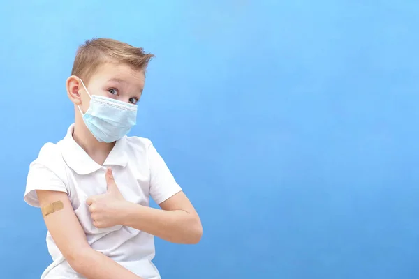 파란색 배경에 마스크를 아이는 코로나 바이러스 코로나 바이러스 Covid 백신을 — 스톡 사진