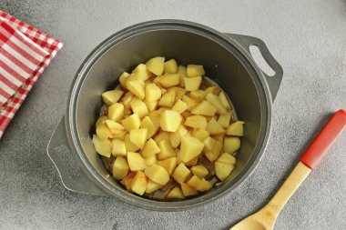 30 dakika sonra, kızarmış patatesleri ete ekle..