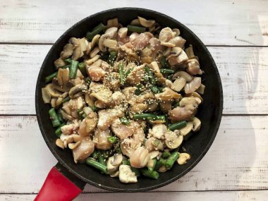 Susam tohumu, soya sosu, tuz ve 15 dakika boyunca kaynatın..