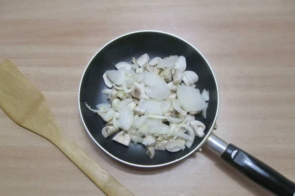 양파를 고리로 자른다 버섯을 넣는다 — 스톡 사진