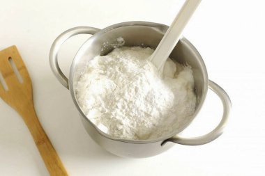 Un ve kabartma tozu ekle.