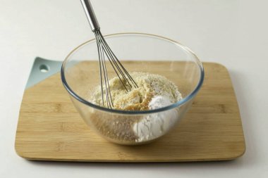 Buğday ve badem unu, kabartma tozu, bir tutam tuz ve şekeri bir kasede birleştirin..