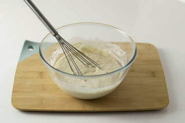 Hamuru karıştır ve hafifçe kalınlaşması için 10 dakika beklet. Tutarlı olarak, orta yağlı ekşi kremaya benzemeli..