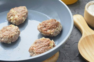 Kızartma pirzolaları her iki tarafta kızarana kadar, her iki tarafta 5-6 dakika kızarana kadar..