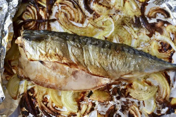 Balığı önceden ısıtılmış bir fırına 30 dakika boyunca 190 dereceye gönder..