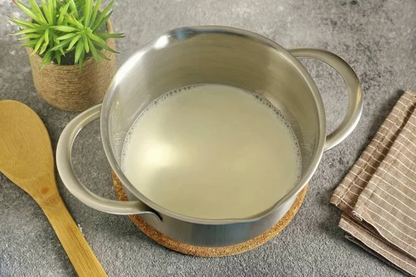 調理する前に新鮮な牛乳を沸かしなさい これを行うには 鍋に注ぎます — ストック写真
