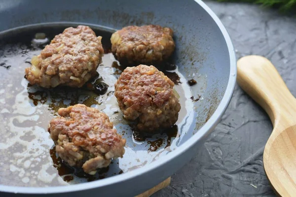Sonra sosu dök - kalan soya sosu ve bal. Pirzolaları kapağın altında 15-20 dakika kaynatın..