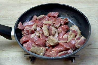 Kızartma tavasını önceden ısıt, sebze yağı ekle, et ekle, kızartma.